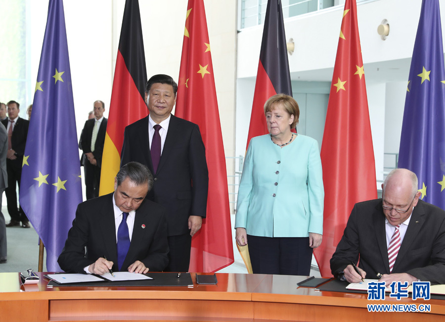 7月5日，國家主席習(xí)近平在柏林同德國總理默克爾舉行會談。會談后，兩國領(lǐng)導(dǎo)人共同見證了航天、智能制造、工業(yè)互聯(lián)網(wǎng)、數(shù)字化、第三方市場、大熊貓合作研究等領(lǐng)域多項雙邊合作文件的簽署。新華社記者馬占成攝