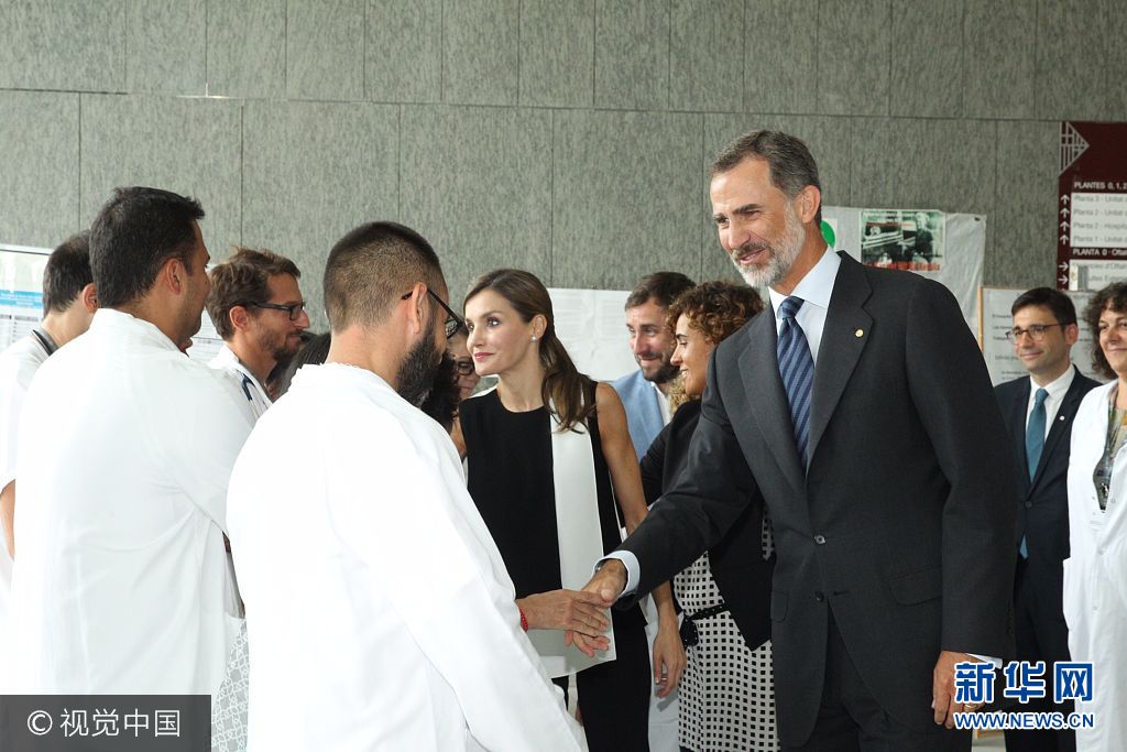 當(dāng)?shù)貢r(shí)間2017年8月19日，西班牙巴塞羅那，西班牙國(guó)王菲利普六世和萊蒂齊亞王后探望巴塞羅那恐襲案?jìng)摺?**_***BARCELONA, SPAIN - AUGUST 19:  In this handout photo provided by Casa de S.M. el Rey de Espana, King Felipe VI of Spain and Queen Letizia of Spain meets with medical staff as they arrive to visit last Thursday's terrorist attack victims at the Hospital de la Santa Creu i Sant Pau on August 19, 2017 in Barcelona, Spain. Thirteen people were killed and dozens injured in the Las Ramblas area of Barcelona when a van hit crowds on August 17.  (Photo by Casa de S.M. el Rey de Espana via Getty Images)