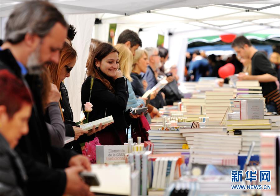 (國際·圖文互動)(2)通訊:花香馥郁 書香怡人——記西班牙巴塞羅那圣喬治節