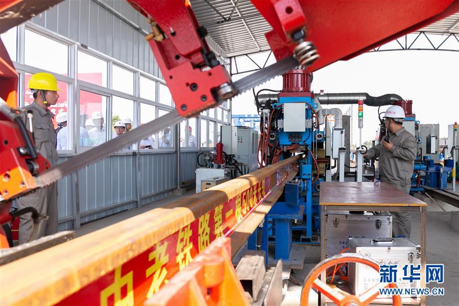 (國(guó)際)(3)中老鐵路焊軌基地正式投入生產(chǎn)