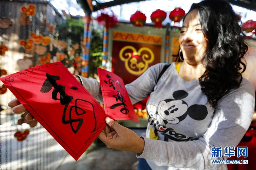 （國(guó)際&middot;圖文互動(dòng)）（1）通訊：美國(guó)迪士尼加州冒險(xiǎn)樂園紅紅火火迎鼠年