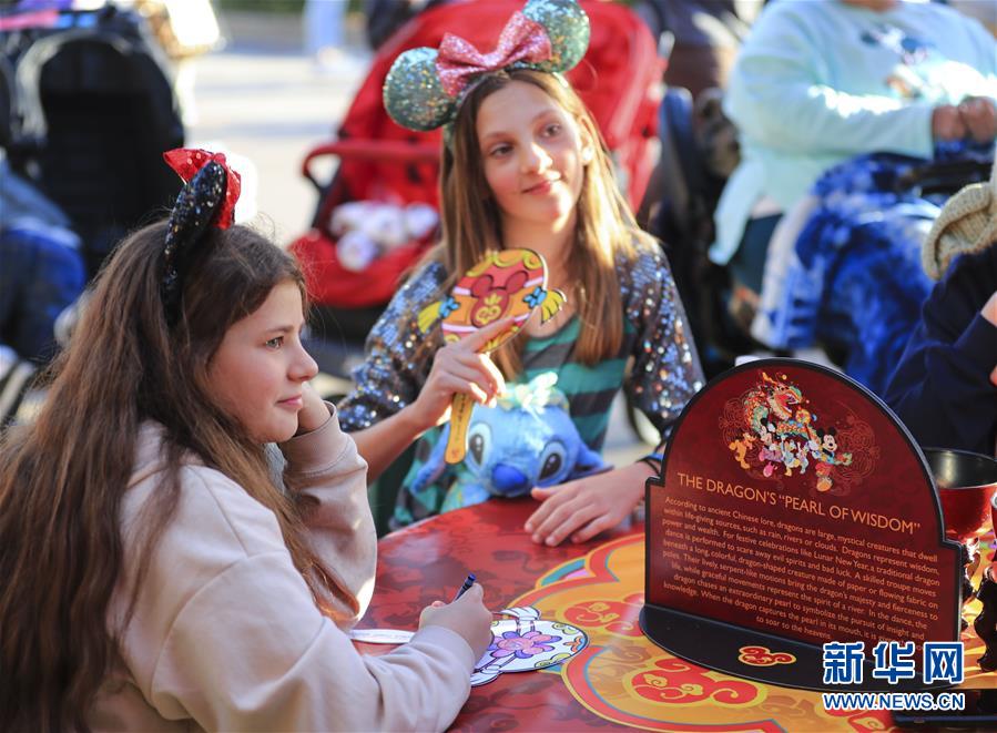 （國(guó)際&middot;圖文互動(dòng)）（5）通訊：美國(guó)迪士尼加州冒險(xiǎn)樂園紅紅火火迎鼠年