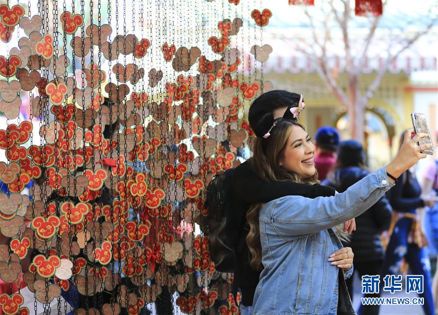 （國(guó)際&middot;圖文互動(dòng)）（6）通訊：美國(guó)迪士尼加州冒險(xiǎn)樂園紅紅火火迎鼠年