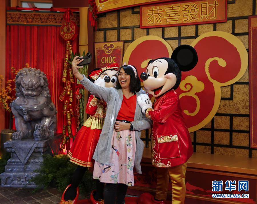 （國(guó)際&middot;圖文互動(dòng)）（8）通訊：美國(guó)迪士尼加州冒險(xiǎn)樂園紅紅火火迎鼠年