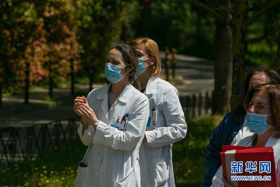 (國際疫情·圖文互動)(8)雅典“卡車音樂會”致敬白衣天使