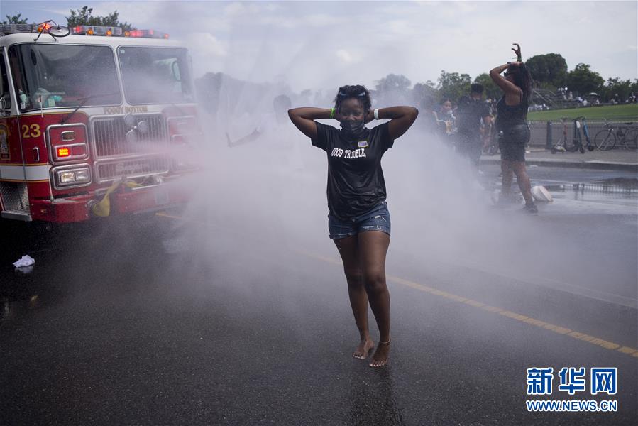 (國際)(5)美國民眾舉行反種族歧視和暴力執法大規模示威活動