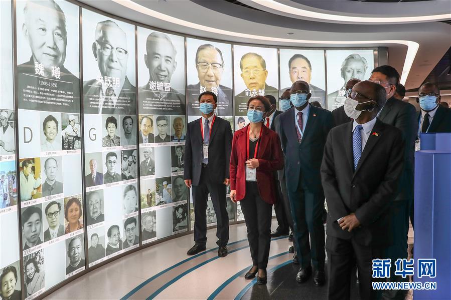 (圖文互動)(7)“中國承諾從不落空”——記非洲使節參觀國藥集團了解新冠疫苗研發