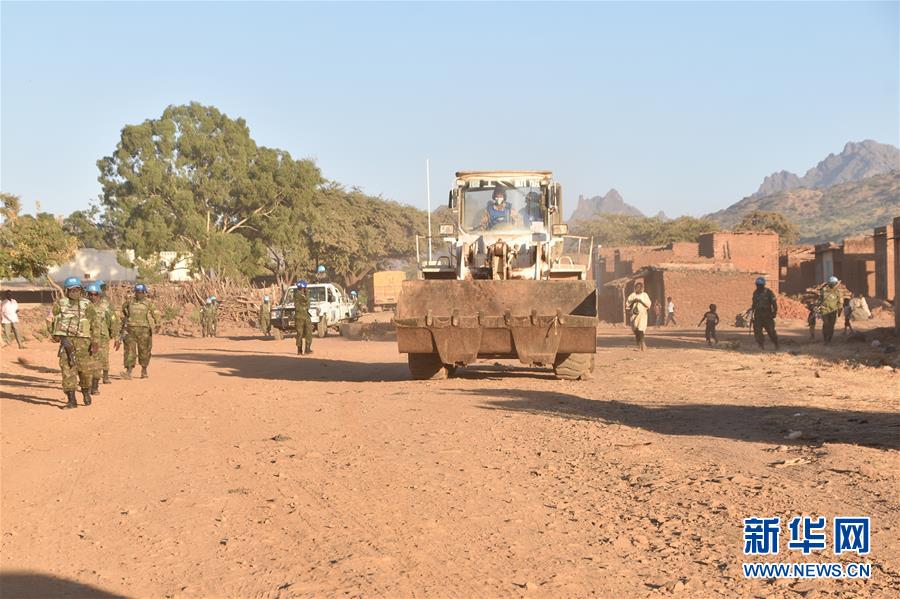（國際&middot;圖文互動）（1）中國第16批赴蘇丹達爾富爾維和工兵分隊星夜救援友軍步戰車