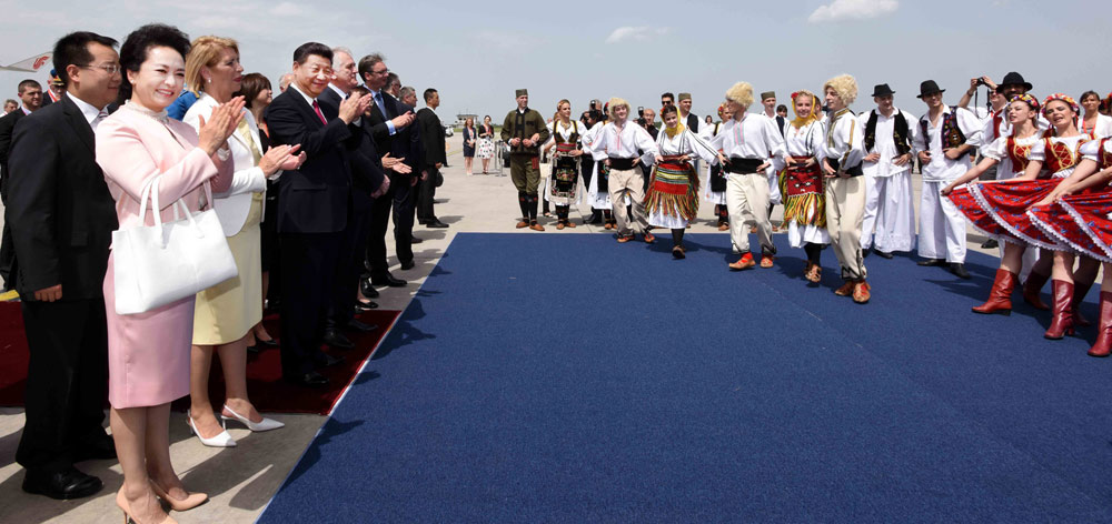 塞爾維亞民眾跳起歡快熱情的傳統舞蹈科羅舞熱烈歡迎習近平和夫人彭麗媛到訪