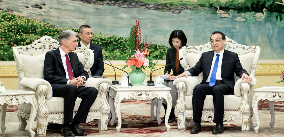 李克強(qiáng)會見英國財(cái)政大臣哈蒙德