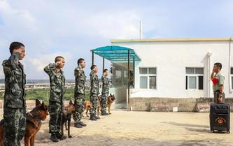 警犬班訓(xùn)導(dǎo)員退伍 惜別&ldquo;無(wú)聲戰(zhàn)友&rdquo;