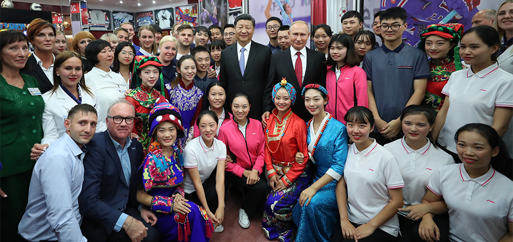 習(xí)近平和俄羅斯總統(tǒng)普京共同訪問(wèn)&ldquo;海洋&rdquo;全俄兒童中心