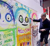 在進博會上畫&ldquo;娃娃&rdquo;的丹麥藝術(shù)家